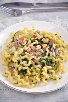 Pasta mit Speck, Pinienkernen und Mönchsbart