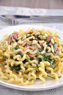 Pasta mit Speck, Pinienkernen und Mönchsbart