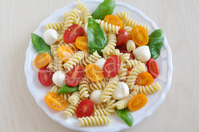 Pasta mit Tomaten, Basilikum und Mozzarella