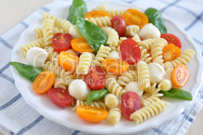 Pasta mit Tomaten, Basilikum und Mozzarella