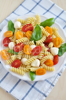 Pasta mit Tomaten, Basilikum und Mozzarella