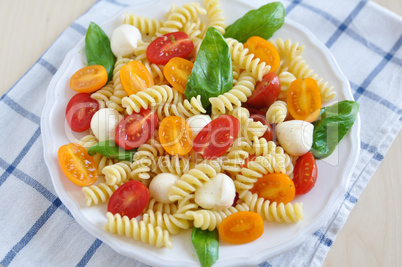 Pasta mit Tomaten, Basilikum und Mozzarella