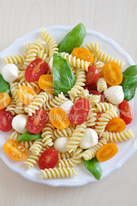 Pasta mit Tomaten, Basilikum und Mozzarella