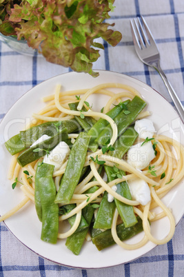 Pasta mit Zuckerschoten und Büffel Mozzarella