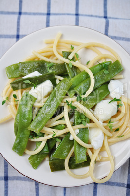 Pasta mit Zuckerschoten und Büffel Mozzarella