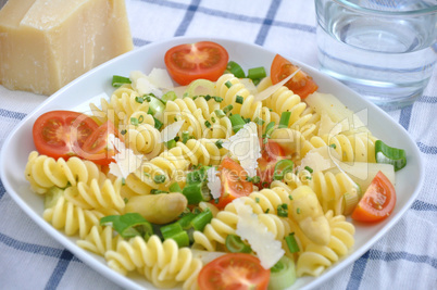 Pasta Primavera mit Spargel und Tomaten