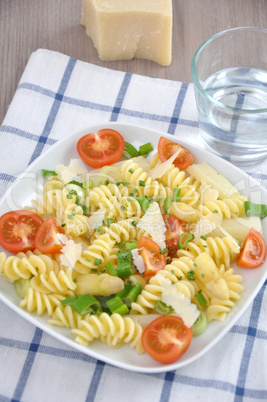 Pasta Primavera mit Spargel und Tomaten