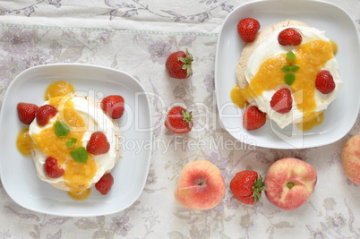 Pavlova mit Erdbeeren und Pfrischen