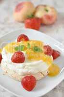 Pavlova mit Erdbeeren und Pfrischen