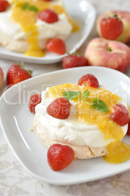 Pavlova mit Erdbeeren und Pfrischen