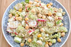 Quinoa Salat mit Kichererbsen, Radieschen und Gurke