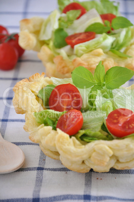 Salat im Blätterteig Körbchen