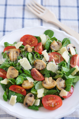 Salat mit gebratenen Champignons, Tomaten und Parmesan