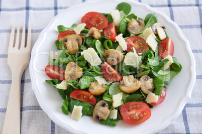 Salat mit gebratenen Champignons, Tomaten und Parmesan