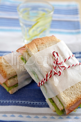 Sandwich mit Radieschen und Salat