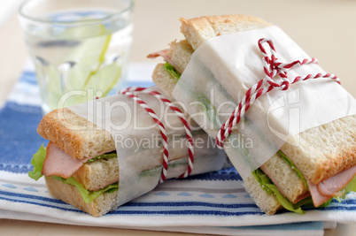 Sandwich mit Radieschen und Salat