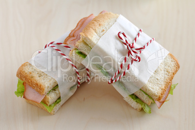 Sandwich mit Radieschen und Salat