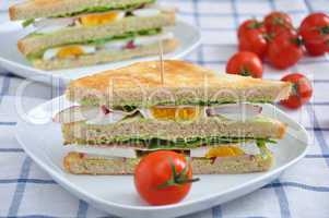 Sandwich mit Radieschen und Salat