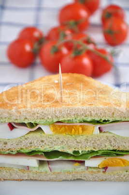 Sandwich mit Radieschen und Salat