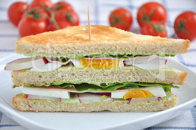 Sandwich mit Radieschen und Salat