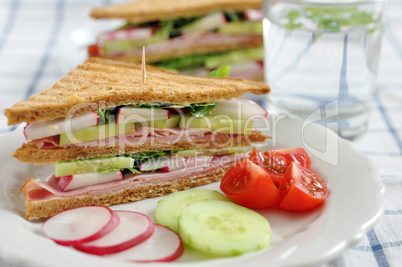 Sandwich mit Radieschen und Salat