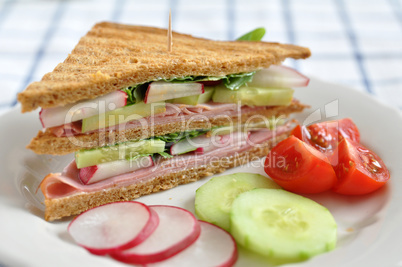 Sandwich mit Radieschen und Salat