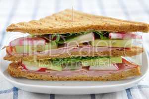 sandwich mit radieschen und salat