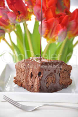 Schokoladenkuchen mit Schokosauce