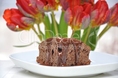 Schokoladenkuchen mit Schokosauce