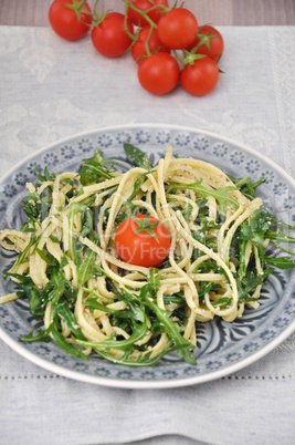 Spaghetti mit Pesto und Rucola