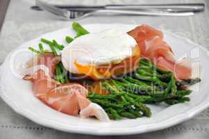 Salat mit pochiertem Ei