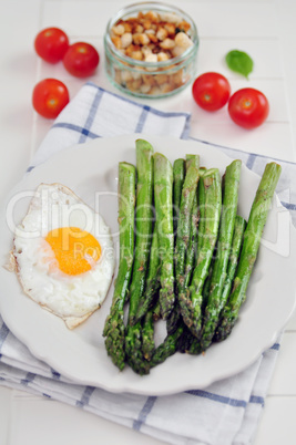 Grüner Spargel mit Ei und Tomaten