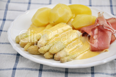 Spargel mit Sauce Hollandaise, Kartoffeln und Schinken