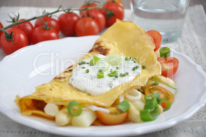 Pfannkuchen mit Spargel und Tomaten