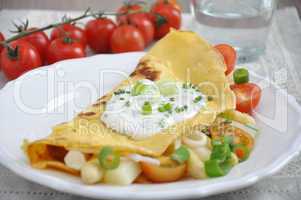 Pfannkuchen mit Spargel und Tomaten