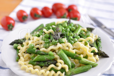 Pasta mit Spargel und Erbsen