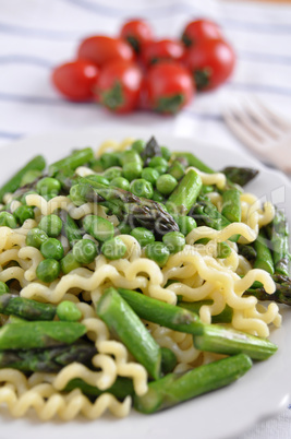 Pasta mit Spargel und Erbsen