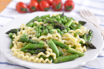 Pasta mit Spargel und Erbsen