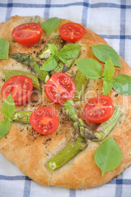 Pizza mit Spargel und Tomaten