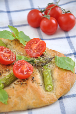 Pizza mit Spargel und Tomaten