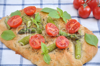 Pizza mit Spargel und Tomaten