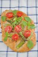 Pizza mit Spargel und Tomaten