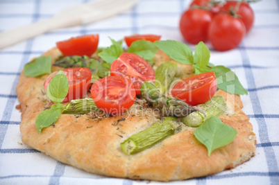 Pizza mit Spargel und Tomaten