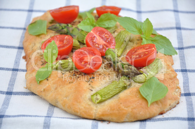 Pizza mit Spargel und Tomaten