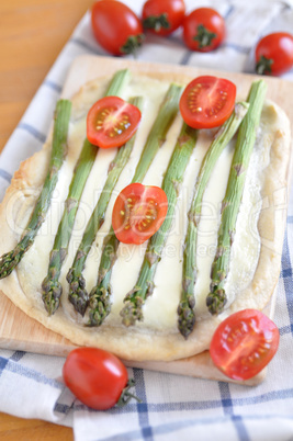 Flammkuchen mit Spargel und Tomaten