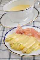 Spargel mit Sauce Hollandaise, Kartoffeln und Schinken