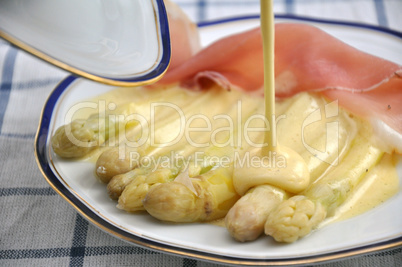 Spargel mit Sauce Hollandaise, Kartoffeln und Schinken