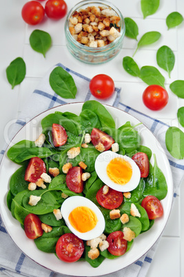 Salat mit Spinat, Ei und Tomaten