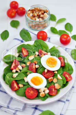 Salat mit Spinat, Ei und Tomaten