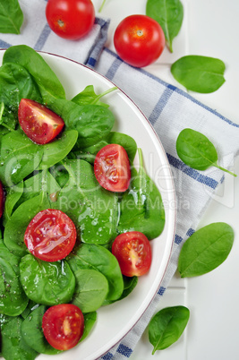 Salat mit Spinat und Tomaten